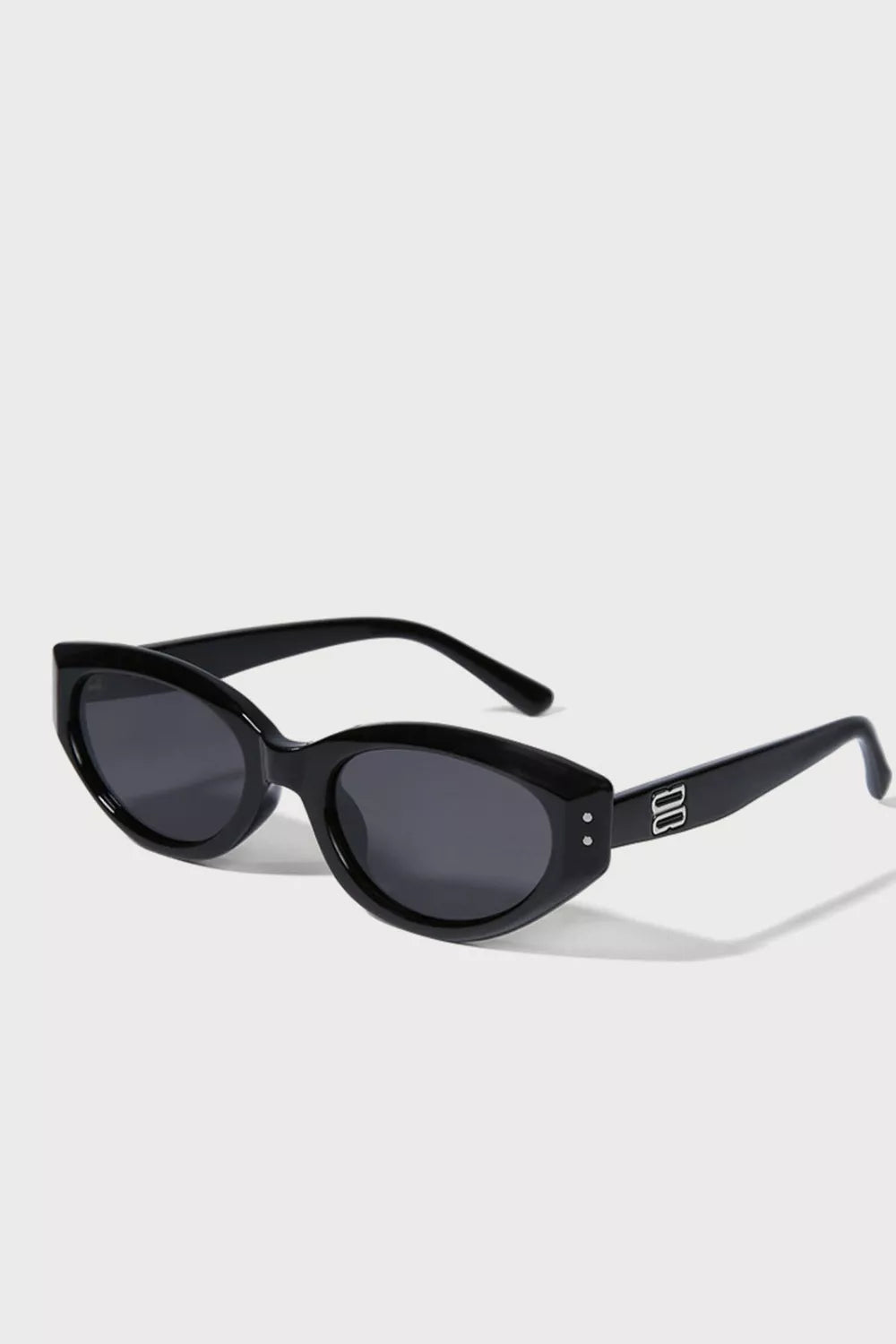 Retro Oval Frame Sunglasses on model